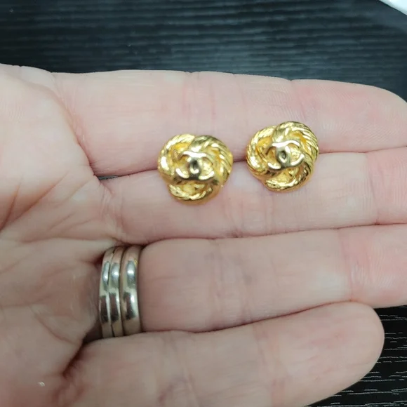 Beautiful Authentic Chanel buttons - Picture 2 of 4